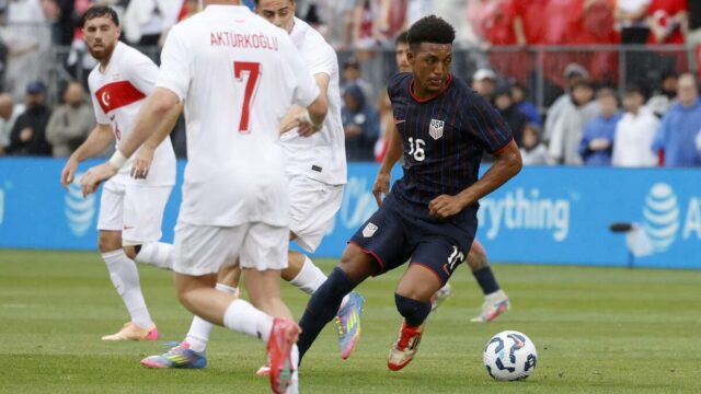 Alex Freeman exploduje s futbalovým tímom USA, 27 rokov po tom, čo otec Antonio vyhral Super Bowl


