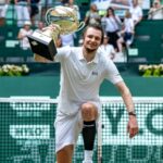 Alexander Bublik sa pripojil k Rogerovi Federerovi vo Dear Halle Open Club