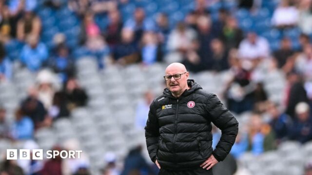 Jack Draper points to the home fans at Queen's