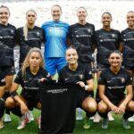 Angel City FC nosenie T -shrálcov podporuje komunitu prisťahovalcov