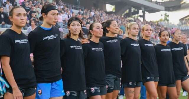 Angel City nosí košele „Futbalový klub prisťahovalcov“

