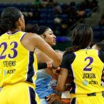 Angel Reese, Rickoa Jackson Exchange sa pustí počas zápasu