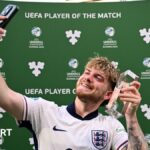 Jack Draper points to the home fans at Queen's