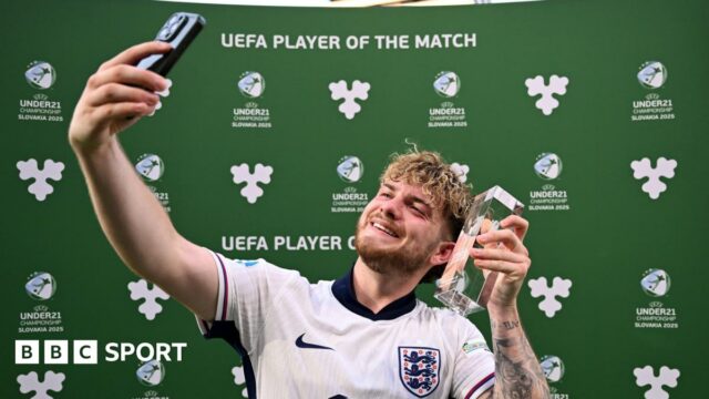 Jack Draper points to the home fans at Queen's