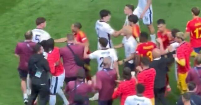Anglicko v U21 vyniká v zúrivom boji so Španielskom, keď sa konajú hromady a hráči | Futbalový šport

