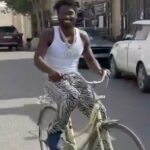 Brown zverejnil video o sebe ako prísny bicykel bez opisu ulice v púšti. Bývalá hviezda Pittsburgh Steelers Pridaná hashtag: „#LoveFromThemiDdleast“