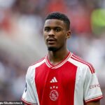 Arsenal požiadal potenciálny krok pre všestranného obrancu Ajax Jorrel Hato (na obrázku).