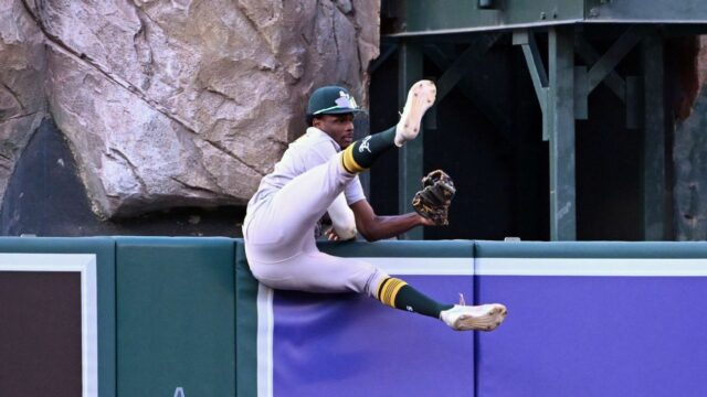 Atletika 'Denzel Clarke Robs Home Run s mimoriadnym úlovkom

