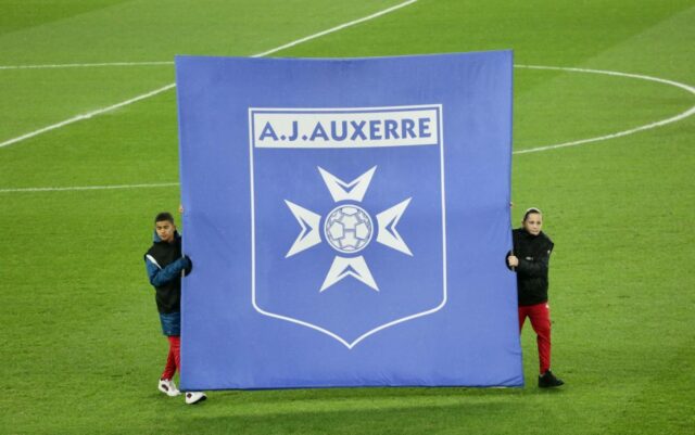 Auxerre kompletný podpis obhajcu obhajcu obhajcu majetku Sm Caen