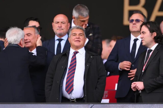 Barcelona „sa rozhodla počúvať ponuky“ pre obrancu

