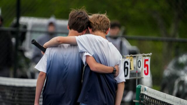Barrington vedie East Greenwich 4-2, aby vyhral div. Tenisová korunka

