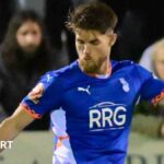 Jack Draper points to the home fans at Queen's