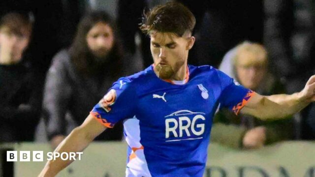 Jack Draper points to the home fans at Queen's