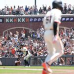 Baseball vyhodený z publika počas hry Giants-Braves zabalenie zmätku na ihrisku