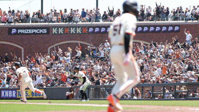 Baseball vyhodený z publika počas hry Giants-Braves zabalenie zmätku na ihrisku

