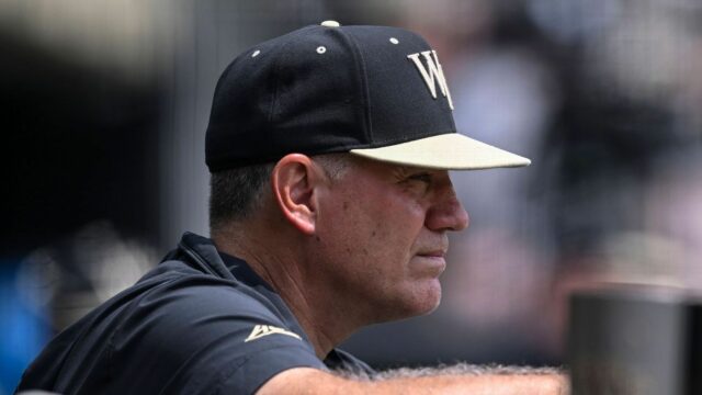 Baseballový tréner Wake Forest sa ospravedlňuje za zjavný anti-homosexuálny gnus

