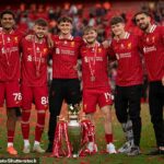 Harvey Elliott (vpravo) a Jarell Quansah (vľavo) sa páči Bayer Leverkusen