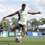 Trent Alexander-Arnold sa dostal pod paľbu, keď sa pripravoval na prvý výjazd do Real Madrid