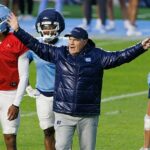 Hlavný tréner Tarch North -Carolina Tarch Bill Belichick na spodku -arolíny