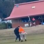 Hra bola zastavená počas prvej kolízie Rugby League Central Coast, keď sa konkurenti odrazili (na obrázku)