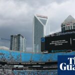 Stormy Clouds sa zhromažďujú v Charlotte na štadióne US Bank, pretože obrazovky hovoria fanúšikom a hráčom, že zápas je pozastavený