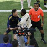Ander Herrera vzal prvú z troch červených kariet v zápase medzi Juniormi Boca a Benficou