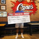 Aaron Donald predstavuje ruku darovanú jeho nadácii a zdvihne cukrovú trstinu v Los Angeles