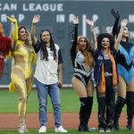 Drag Queens Waves z vonkajšej strany Boston LGBTQ+ ako súčasť pýchy komunity pred začiatkom hry MLB medzi Red Sox a Rays