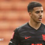Jack Draper points to the home fans at Queen's