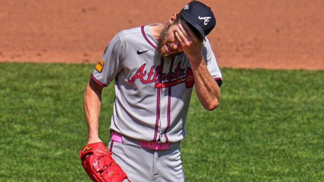 Braves Place Lefty Chris Sale na IL s zlomenou rebrovanou klietkou

