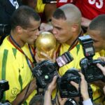 Bol zavolaný Rivaldo (vľavo), dostal zvyšok svetového tímu na poslednú chvíľu zápas