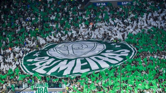 Brazílski futbaloví fanúšikovia preberajú ulice NYC na oslave Rowdy pred zápasom


