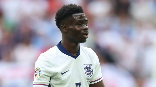 Bukayo Saka nebude môcť pridať svoje 43 anglických čiapok proti Andorre