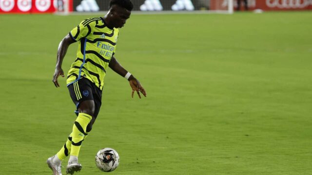 Bukayo Saka ukazuje stav zranenia

