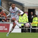 Crawley, Anglicko: Bradley Ibrahim z Crawley Town Applau fanúšikovia, pretože prichádza k oblohe medzi jedným zápasom medzi Crawley Town FC a Bristol Rovers FC. (Fotka obrázkov Mike Hewitt / Getty)