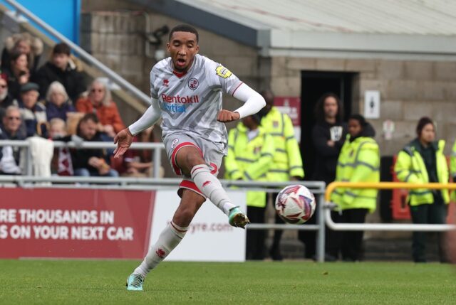 Crawley, Anglicko: Bradley Ibrahim z Crawley Town Applau fanúšikovia, pretože prichádza k oblohe medzi jedným zápasom medzi Crawley Town FC a Bristol Rovers FC. (Fotka obrázkov Mike Hewitt / Getty)