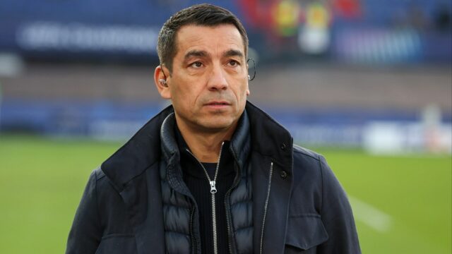 Van Bronckhorst je na ceste späť k výkopu, ale nie ako hlavný muž