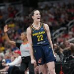 Caitlin Clark sa v sobotu vrátil do neuveriteľnej horúčky, keď vyhrali doma