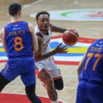 Calvin Abueva de Northport Batang Pier počas zápasu filipínskeho pohára PBA proti Warriors Nlex Road Warriors