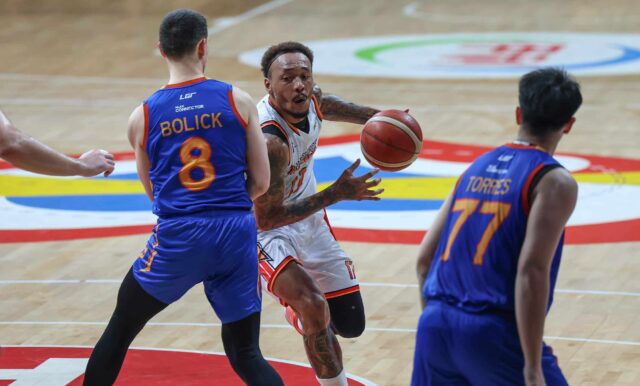 Calvin Abueva de Northport Batang Pier počas zápasu filipínskeho pohára PBA proti Warriors Nlex Road Warriors