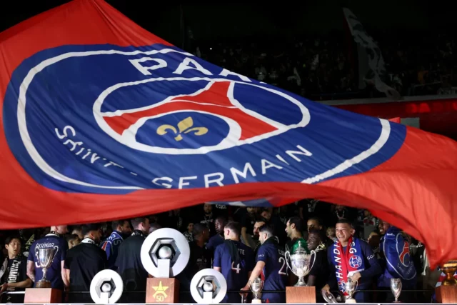 Camara Oumar z PSG sa po tom, ako sa Rangers pohnú kolaps, podpísal Vitóriu Guimaraes

