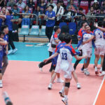 Hlavy Arellano oslavujú po porazení Letran Knights pre mužskú volejbalovú korunu 100. sezóny NCAA.