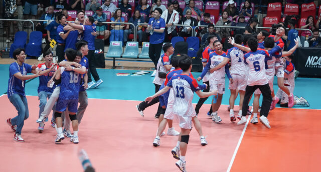 Hlavy Arellano oslavujú po porazení Letran Knights pre mužskú volejbalovú korunu 100. sezóny NCAA. 