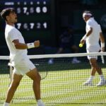 Carlos Alcarazza prekonáva Fabio Fognini v piatich súpravách na Wimbledon