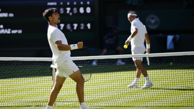 Carlos Alcarazza prekonáva Fabio Fognini v piatich súpravách na Wimbledon

