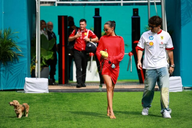 Charles Leclerc a nevesta Alexandra Saint-Mleux videla Maranello so svojím psom Leo

