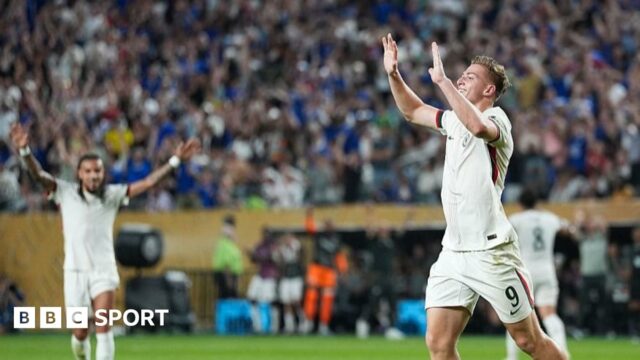 Jack Draper points to the home fans at Queen's
