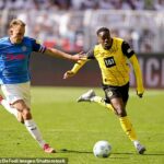 Predpokladá sa, že Chelsea začala rozhovory s Borussia Dortmundom nad Jamie Gittens (vpravo)