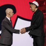 Noa Essengue pozdraví komisára NBA Adam Silver potom, čo ho vybrali 12. miesto Chicago Bulls v prvom kole projektu NBA Basketball, streda 25. júna 2025 v New Yorku. ((