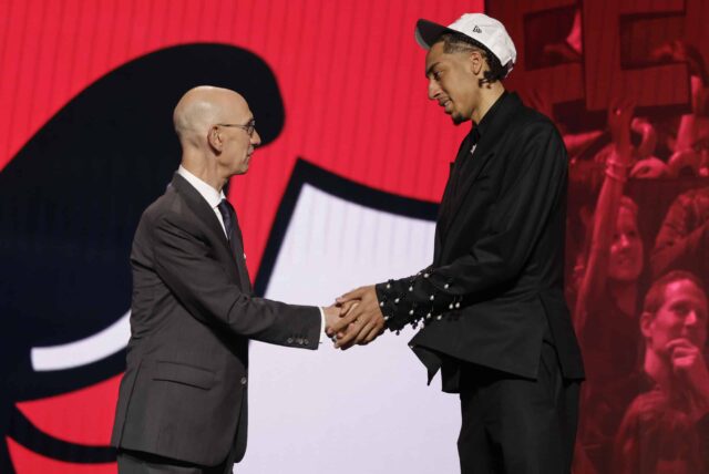 Noa Essengue pozdraví komisára NBA Adam Silver potom, čo ho vybrali 12. miesto Chicago Bulls v prvom kole projektu NBA Basketball, streda 25. júna 2025 v New Yorku. ((
